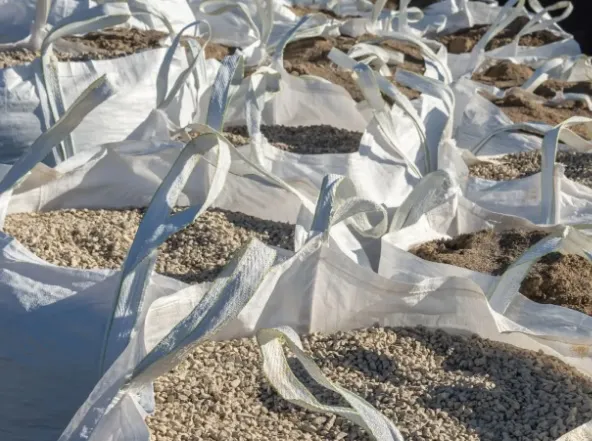 Jak worki big-bag pomagają ograniczać pylenie i ubytki surowca w trakcie załadunku oraz rozładunku?