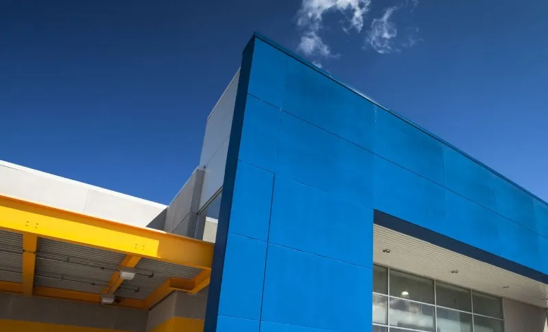 Czy inwestowanie w nieruchomość poprzez pożyczkę na zakup nieruchomości komercyjnych dla firm jest bardziej opłacalne niż wynajem?