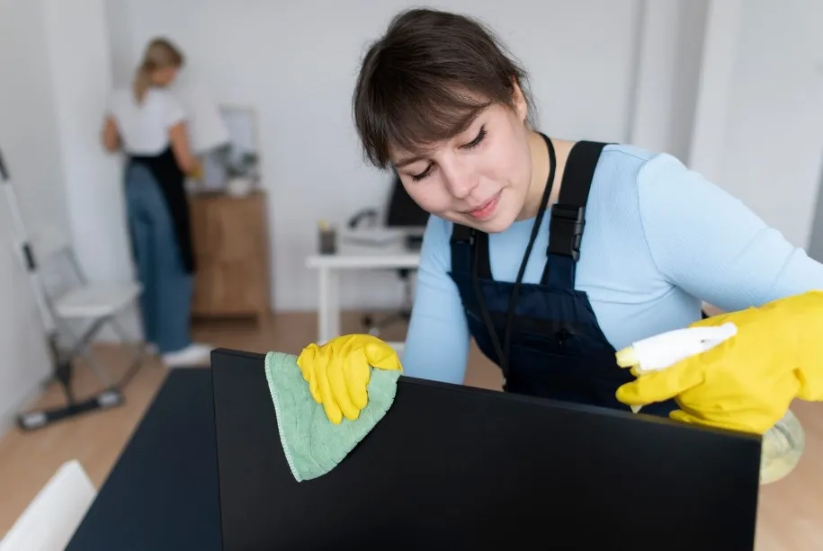 Czy firma sprzątająca z Rzeszowa lepiej odpowiada na zmienne potrzeby obiektu niż własny personel sprzątający?