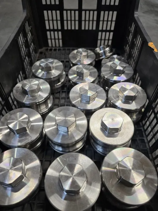 W jakich sytuacjach króćce pomiarowe muszą spełniać normy specjalne, np. ATEX lub PED?