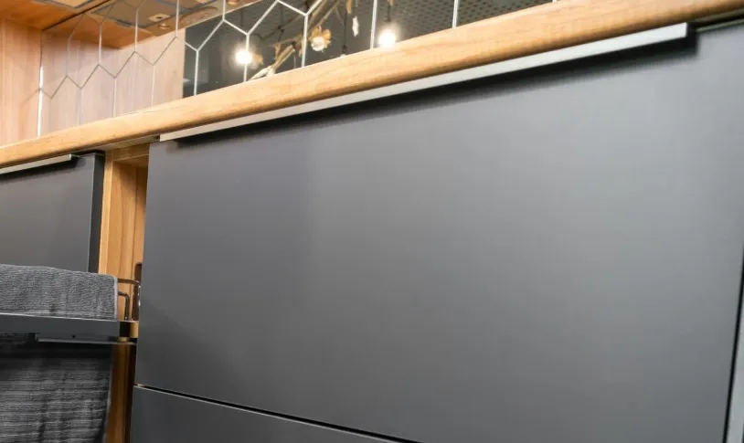 Jakie fronty meblowe najlepiej pasują do metamorfozy wnętrza w stylu loftowym?