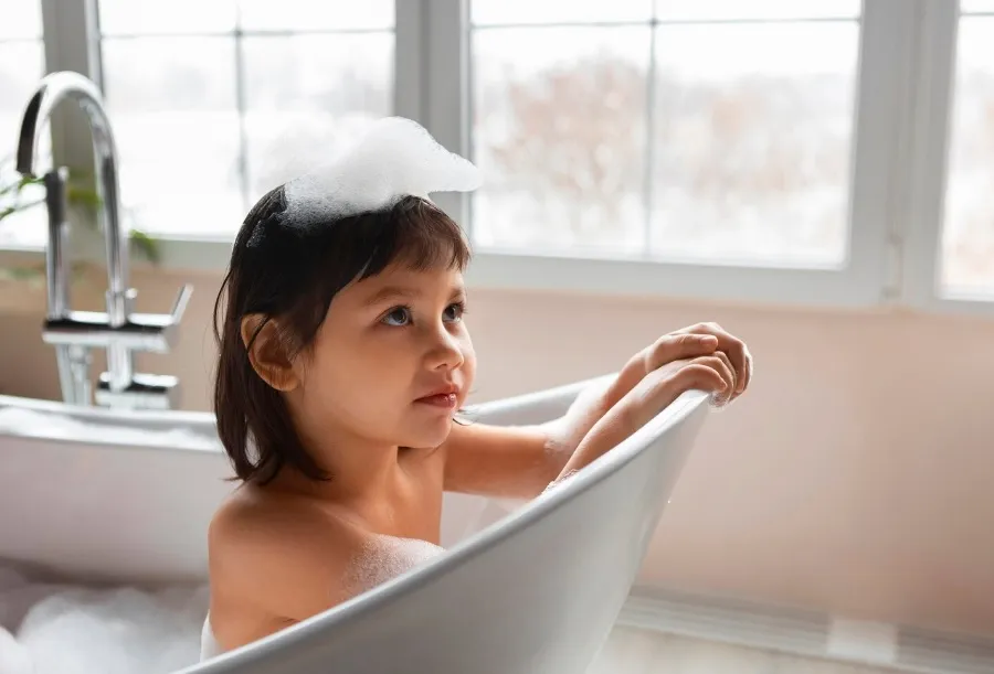 Jak pielęgnować twarz z AZS – czy żel do mycia ciała wystarczy?