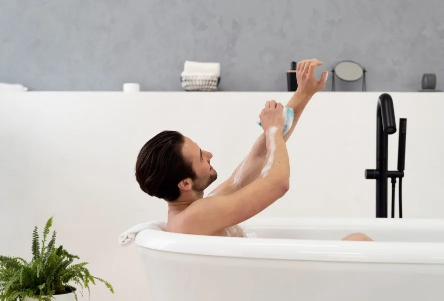 Czy kąpiele z użyciem żelu do mycia na AZS są lepsze niż szybki prysznic?